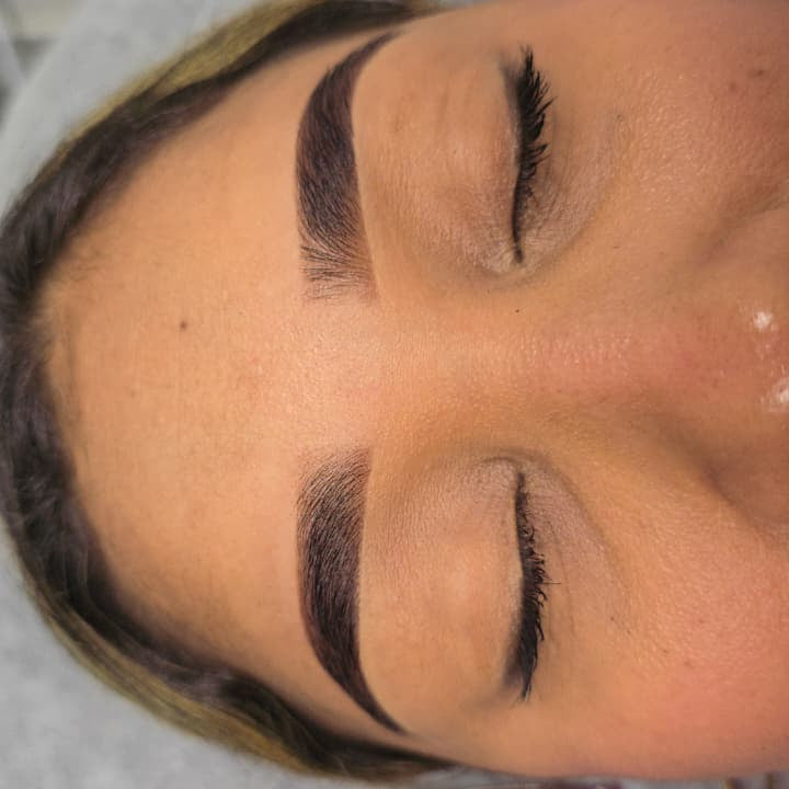 Diseño y Pigmentación de Cejas Semipermanente con tintes ELAN